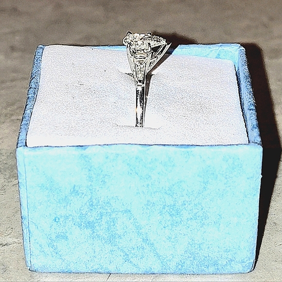 14K WHITE GOLD 2/3 CT PEAR SHAPED & BAGUETTES DIAMOND ENGAGEMENT RING VINTAGE - Picture 13 of 16